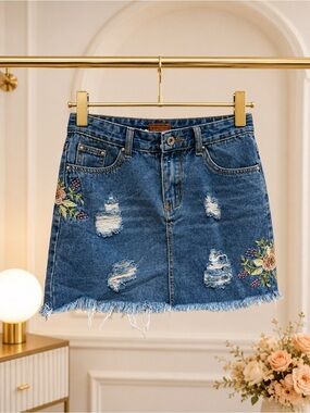 POL Floral Embroidered Distressed Denim Mini Skirt Raw Hem NWT Small